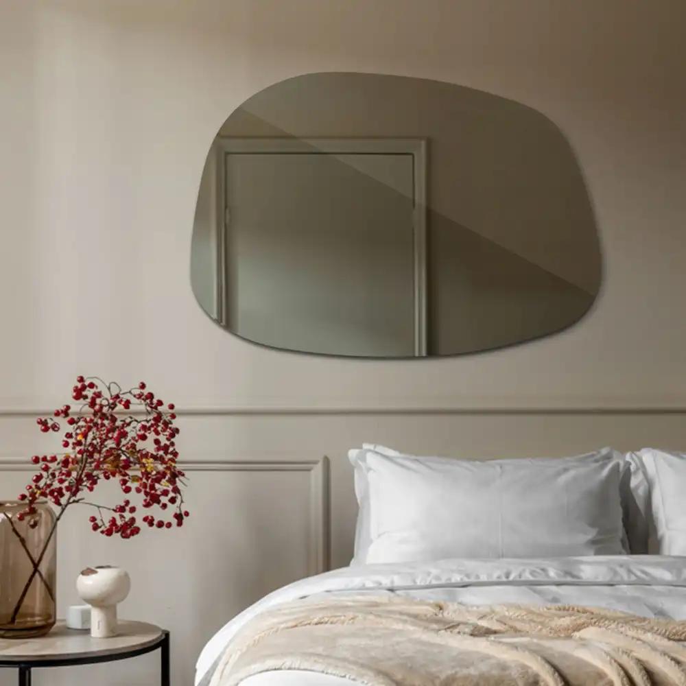Organic mirror with a sophisticated shape